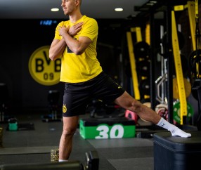 ayx·爱游戏电竞体育-门德斯潇洒拉球戏耍亚马尔