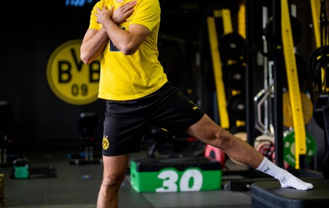 ayx·爱游戏电竞体育-门德斯潇洒拉球戏耍亚马尔