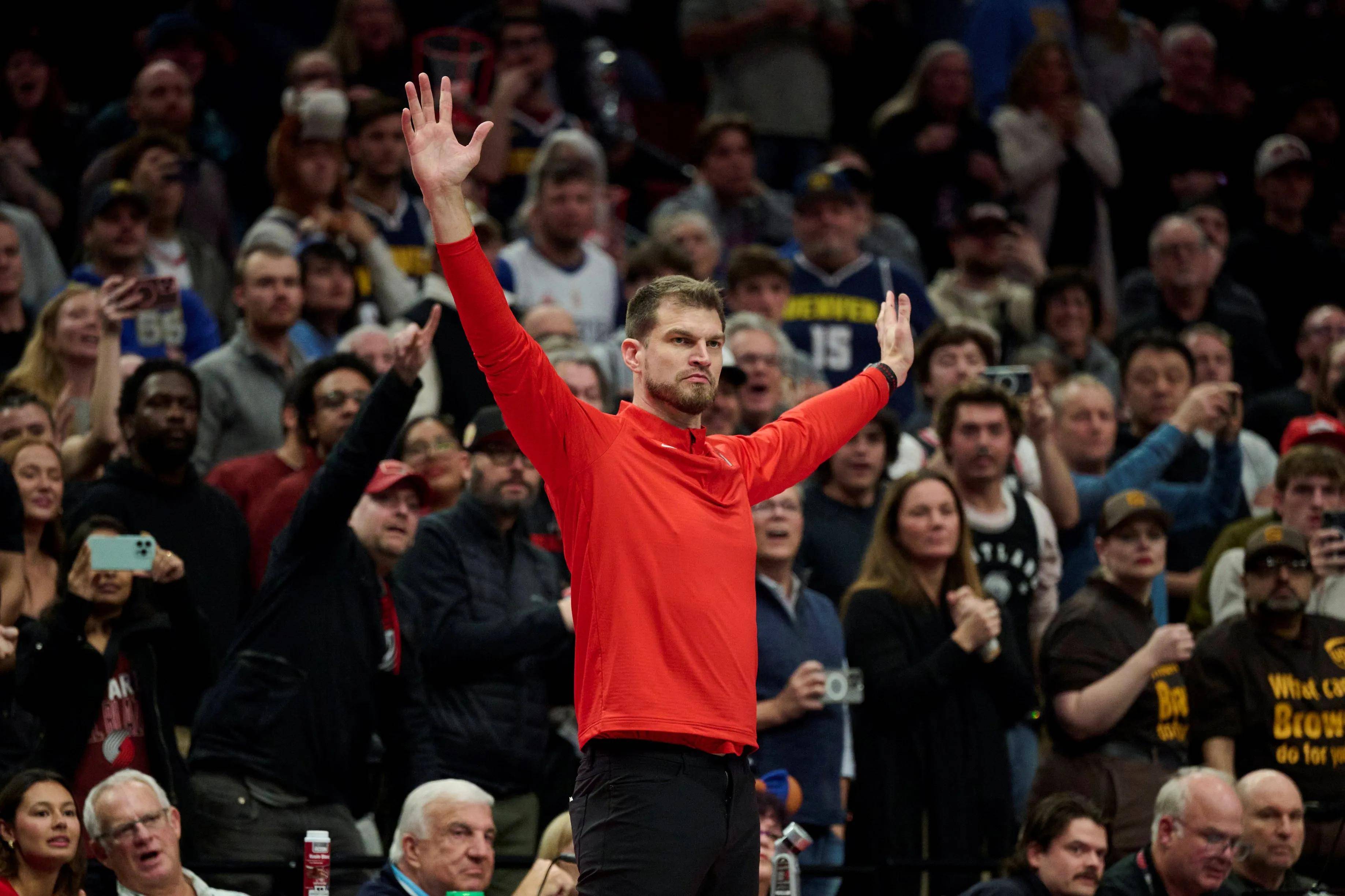 俄克拉荷马雷霆训练开放日；清晨再遭质疑引欢呼；NBA总决赛在即；球队文化再被提及的简单介绍